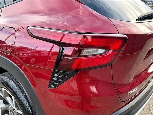 Used 2024 Chevrolet Trax LT w/ Sunroof Package image 22