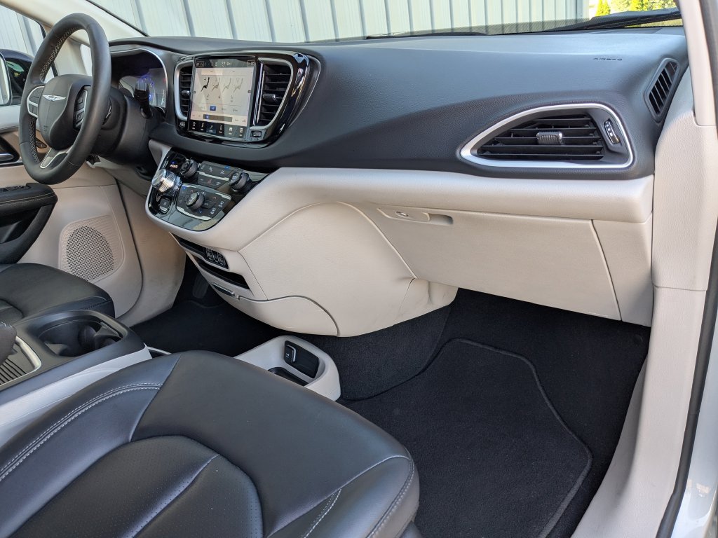 Used 2024 Chrysler Pacifica Touring-L FWD image 32