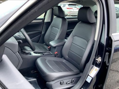 Used 2022 Volkswagen Passat 2.0T SE image 7