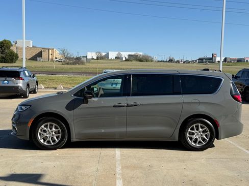 Used 2025 Chrysler Pacifica Select image 2