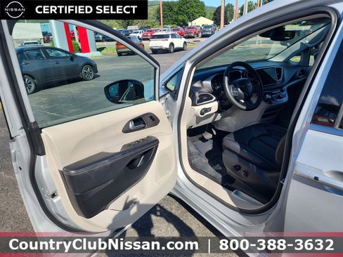 Used 2024 Chrysler Pacifica Touring-L image 10