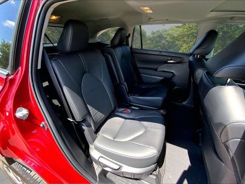Used 2023 Toyota Highlander XLE AWD/4WD image 25