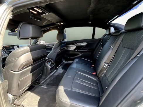 Used 2018 BMW 750i image 24