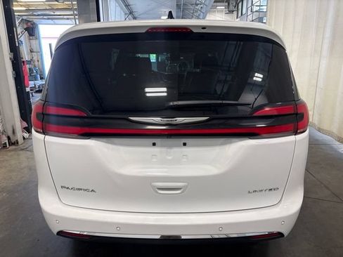 Used 2024 Chrysler Pacifica Limited FWD image 5