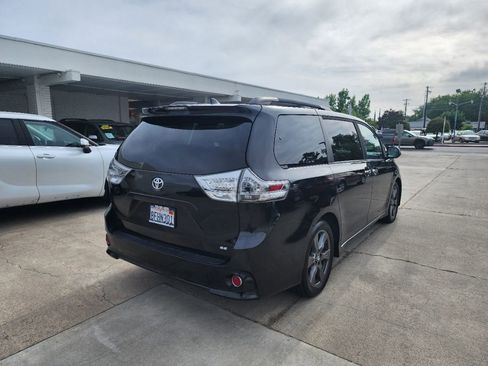 Used 2018 Toyota Sienna SE FWD image 23