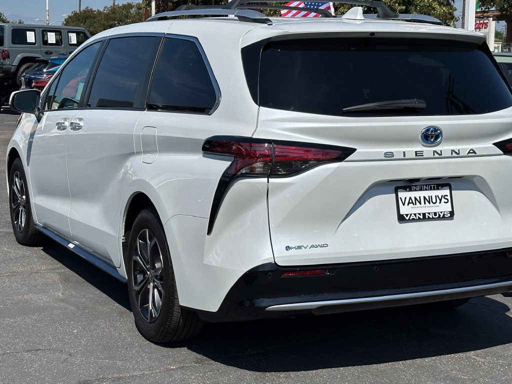 Used 2025 Toyota Sienna Platinum AWD/4WD image 5