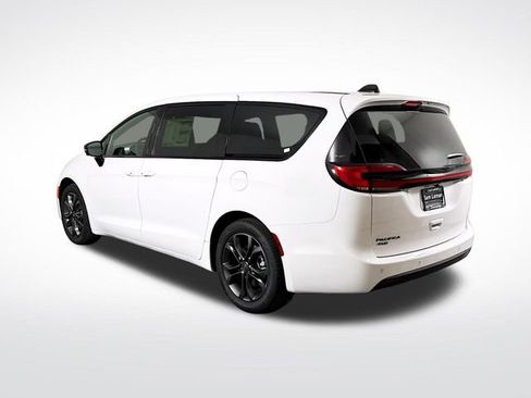 New 2026 Chrysler Pacifica Select image 5