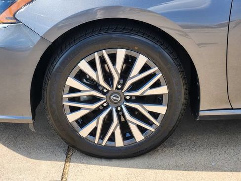 Used 2024 Nissan Altima 2.5 SV FWD image 9