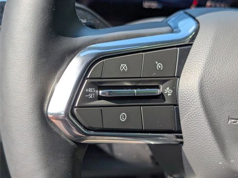 Used 2025 Chevrolet Traverse LT image 24