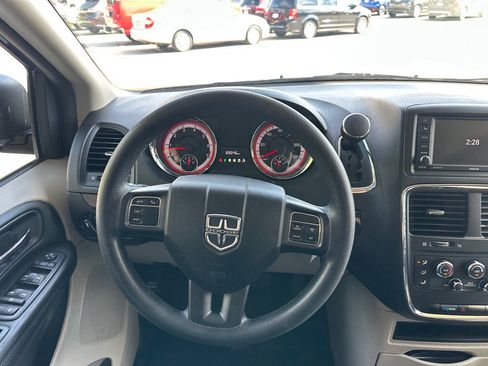 Used 2018 Dodge Grand Caravan SE w/ UConnect Hands-Free Group image 21