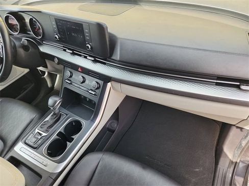 Used 2023 Kia Carnival LX image 26