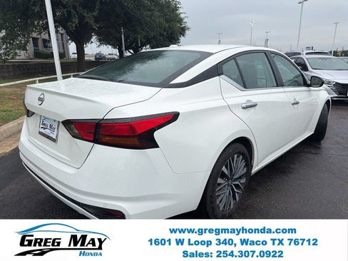 Used 2025 Nissan Altima 2.5 SV FWD image 3
