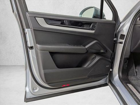 Used 2025 Porsche Cayenne image 13