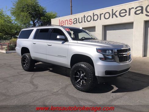 Used 2019 Chevrolet Suburban LT image 2