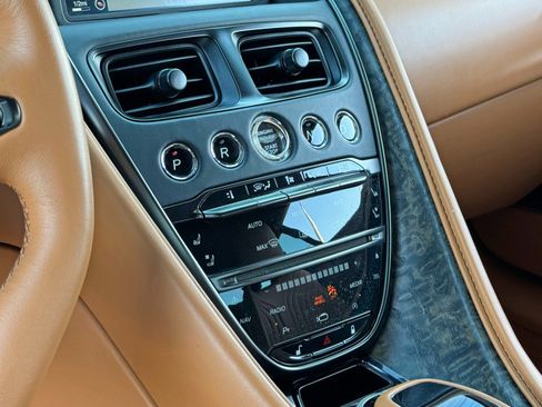 Used 2022 Aston Martin DB11 Coupe image 31