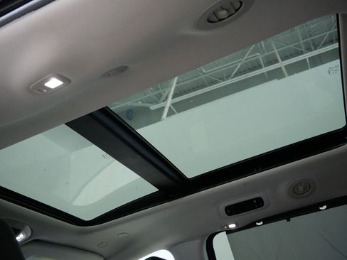 Used 2023 Chrysler Pacifica Limited FWD image 4