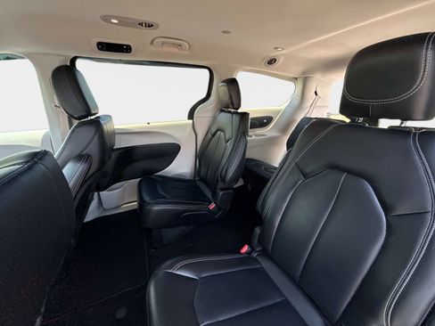 Used 2023 Chrysler Pacifica Touring-L FWD image 15