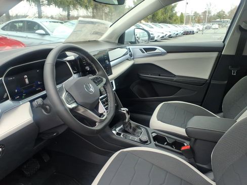 New 2026 Volkswagen Taos SE image 12