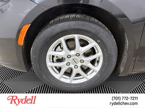 Used 2023 Chrysler Pacifica Touring-L FWD image 9