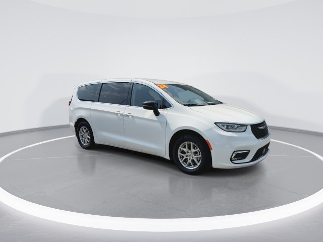 Used 2024 Chrysler Pacifica Touring-L FWD image 2