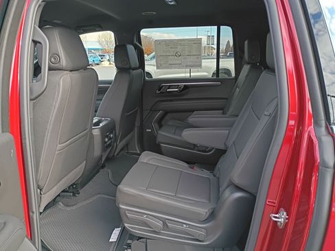 New 2026 Chevrolet Suburban LT image 25