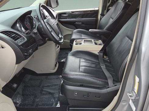 Used 2013 Chrysler Town & Country Touring FWD image 9