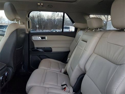 Certified 2020 Ford Explorer Platinum w/ Premium Technology Package image 25