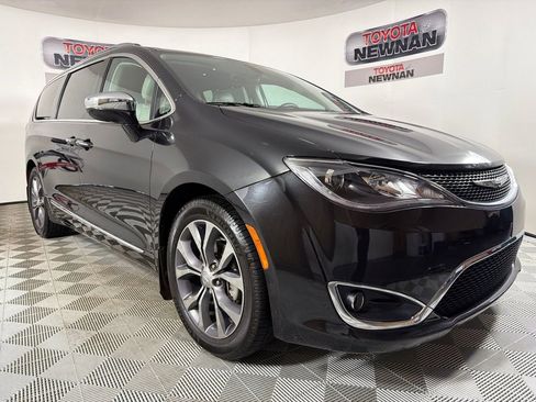 Used 2017 Chrysler Pacifica Limited w/ UConnect Theater Package image 1
