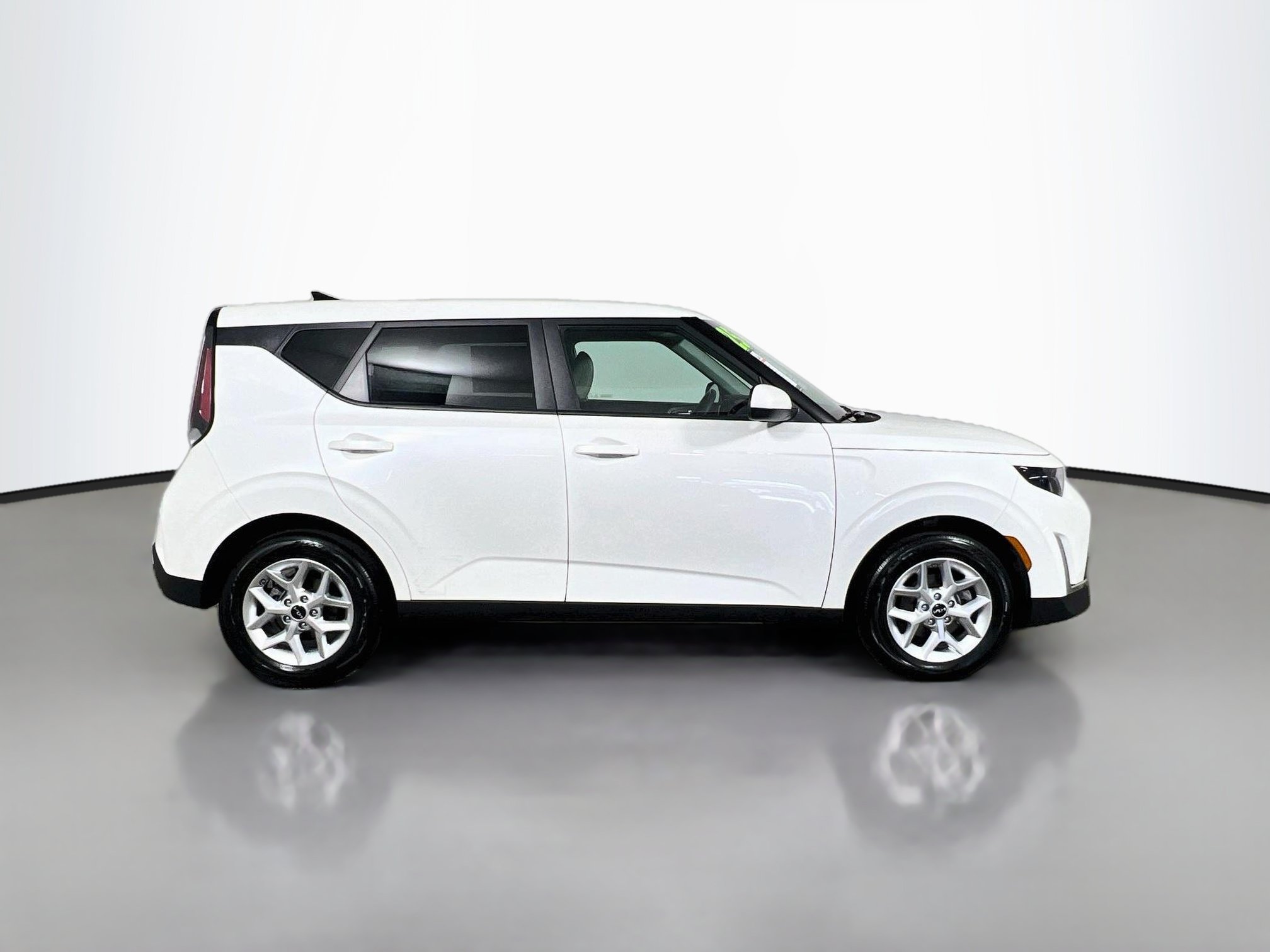Used 2025 Kia Soul LX w/ LX Technology Package FWD image 3