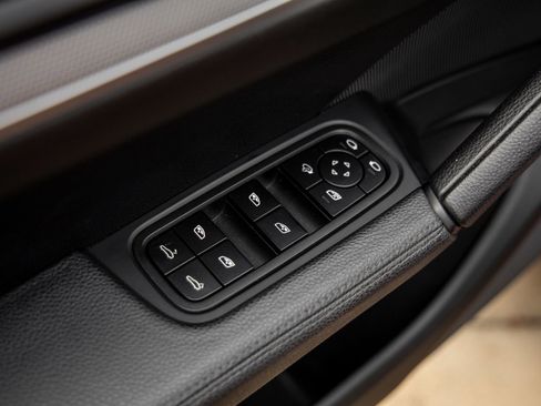 Certified 2024 Porsche Cayenne Coupe AWD/4WD image 20