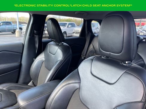 Used 2019 Jeep Cherokee Latitude Plus w/ Comfort/Convenience Group image 12