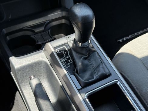 Used 2018 Toyota Tacoma SR5 RWD image 11