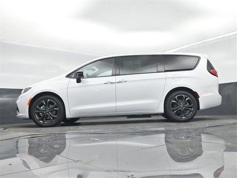 New 2026 Chrysler Pacifica Select image 42