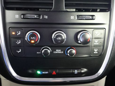 Used 2018 Dodge Grand Caravan SE FWD image 37