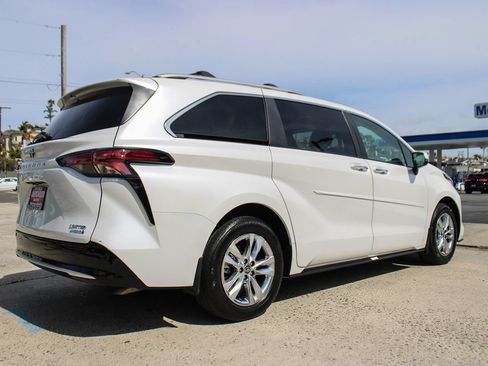 Used 2024 Toyota Sienna Limited FWD image 6