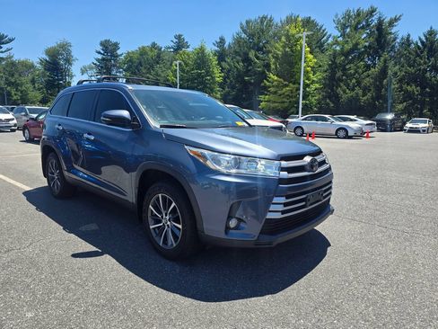 Used 2019 Toyota Highlander XLE w/ Carpet Mat Package (TMS) AWD/4WD image 2