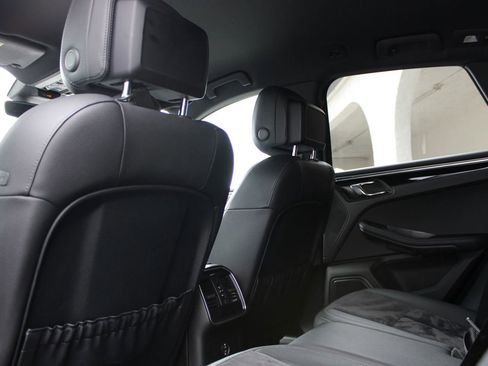 Used 2020 Porsche Macan AWD/4WD image 10