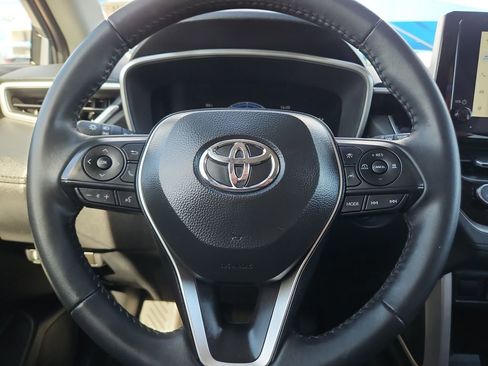 Used 2025 Toyota Corolla Cross XLE image 18