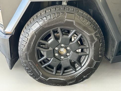 Used 2024 Tesla Cybertruck AWD Crew Cab image 21