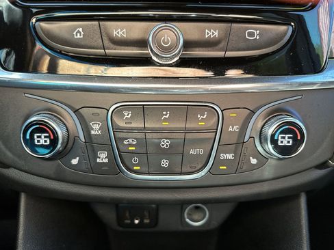 Used 2023 Chevrolet Traverse LT image 29