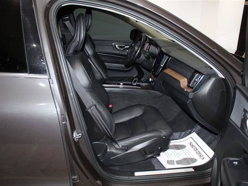 Used 2022 Volvo XC60 B5 Momentum w/ Protection Package Premier FWD image 27