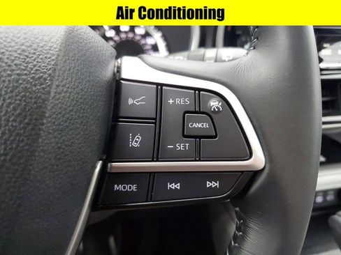 Used 2024 Toyota Highlander XLE image 12