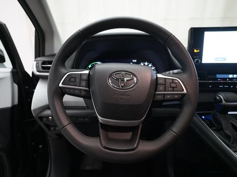 Used 2025 Toyota Sienna XLE FWD image 4