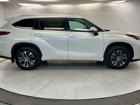 Used 2021 Toyota Highlander XLE AWD/4WD image 7