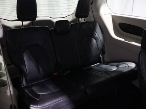 Used 2023 Chrysler Pacifica Touring-L image 22