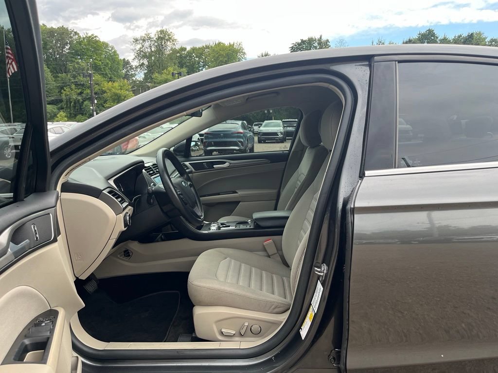 Used 2018 Ford Fusion SE w/ Fusion SE Technology Package FWD image 19