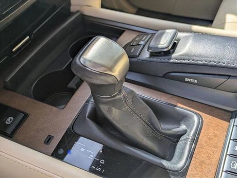 Used 2020 Lexus LX 570 4WD w/ Luxury Package image 11