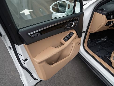 Certified 2026 Porsche Macan image 16