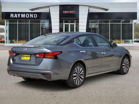 Used 2025 Nissan Altima 2.5 SV FWD image 4