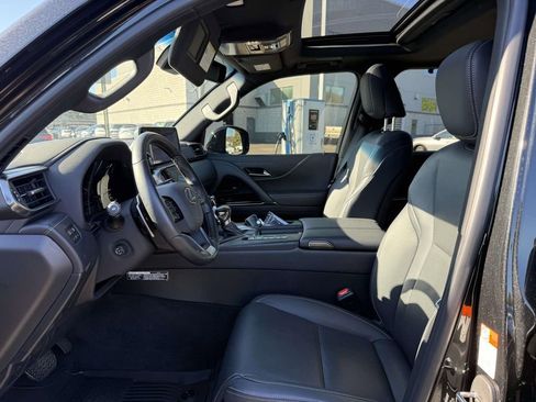 Used 2024 Lexus LX 600 4WD w/ Luxury Package image 13